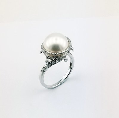 Кольцо с жемчугом и бриллиантами в белом золоте 585-й пробы