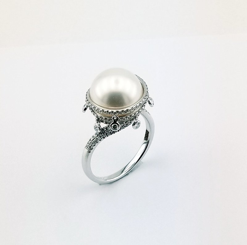 Pearl and diamond ring in 14K white gold