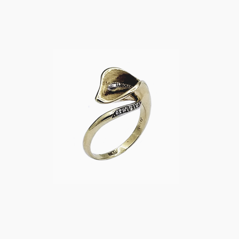 Floral design diamond ring in 14K yellow gold