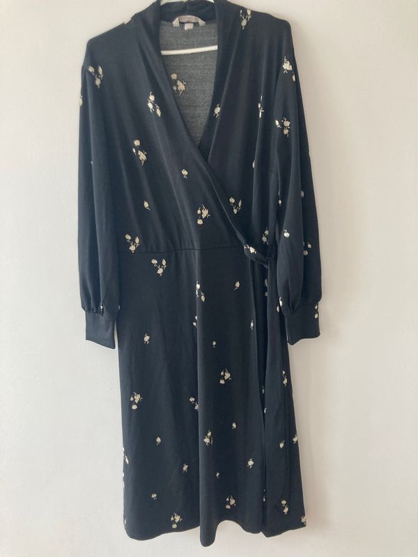 Czarna sukienka w kwiatki