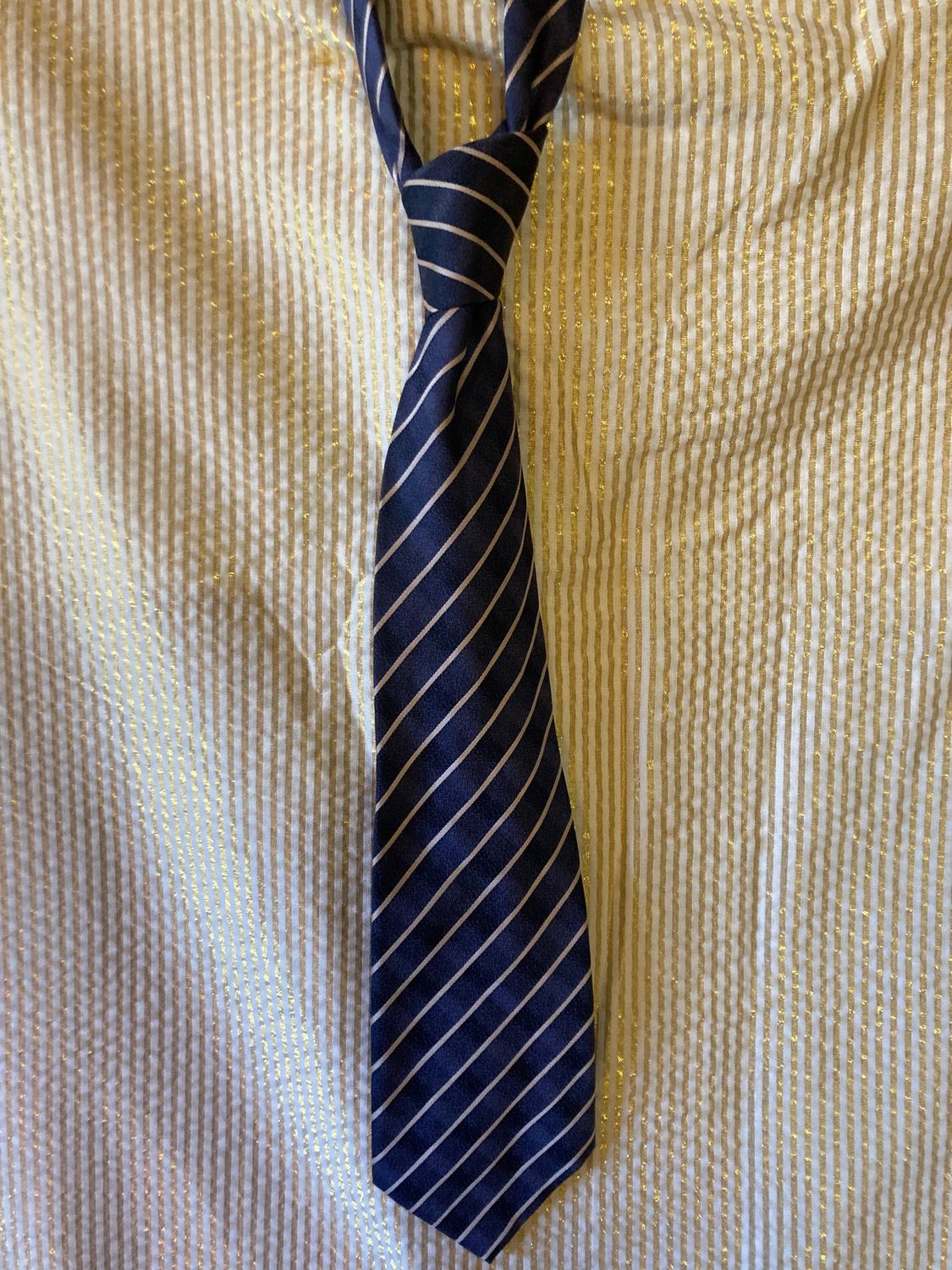 Granatowy biały krawat opalizujący