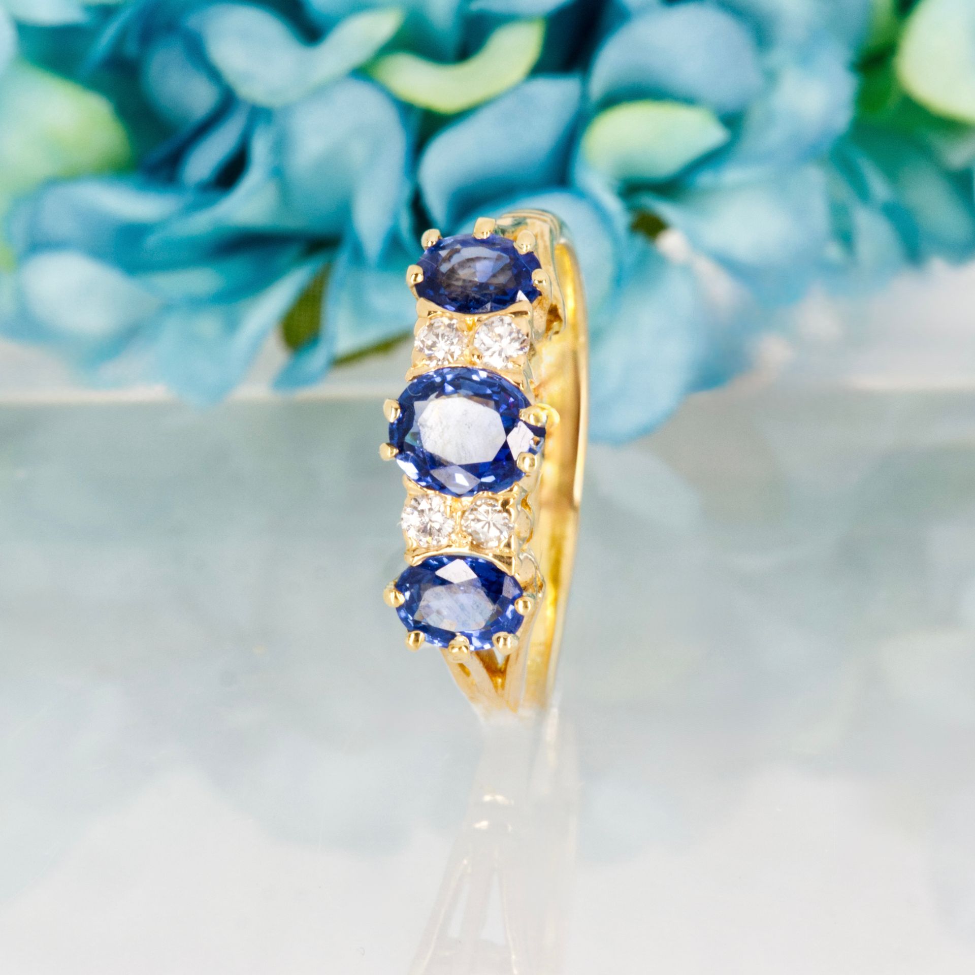 Pre-Loved 18ct Yellow Gold Oval Cut Sapphire & Round Cut Diamond Ring