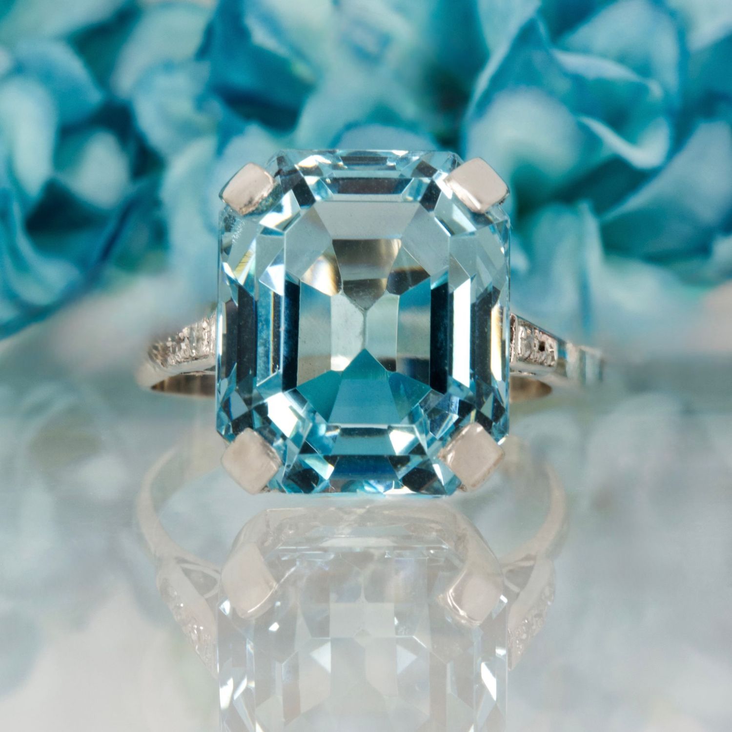 18ct White Gold Octagonal Cut Aquamarine & Round Brilliant Cut Diamond Ring