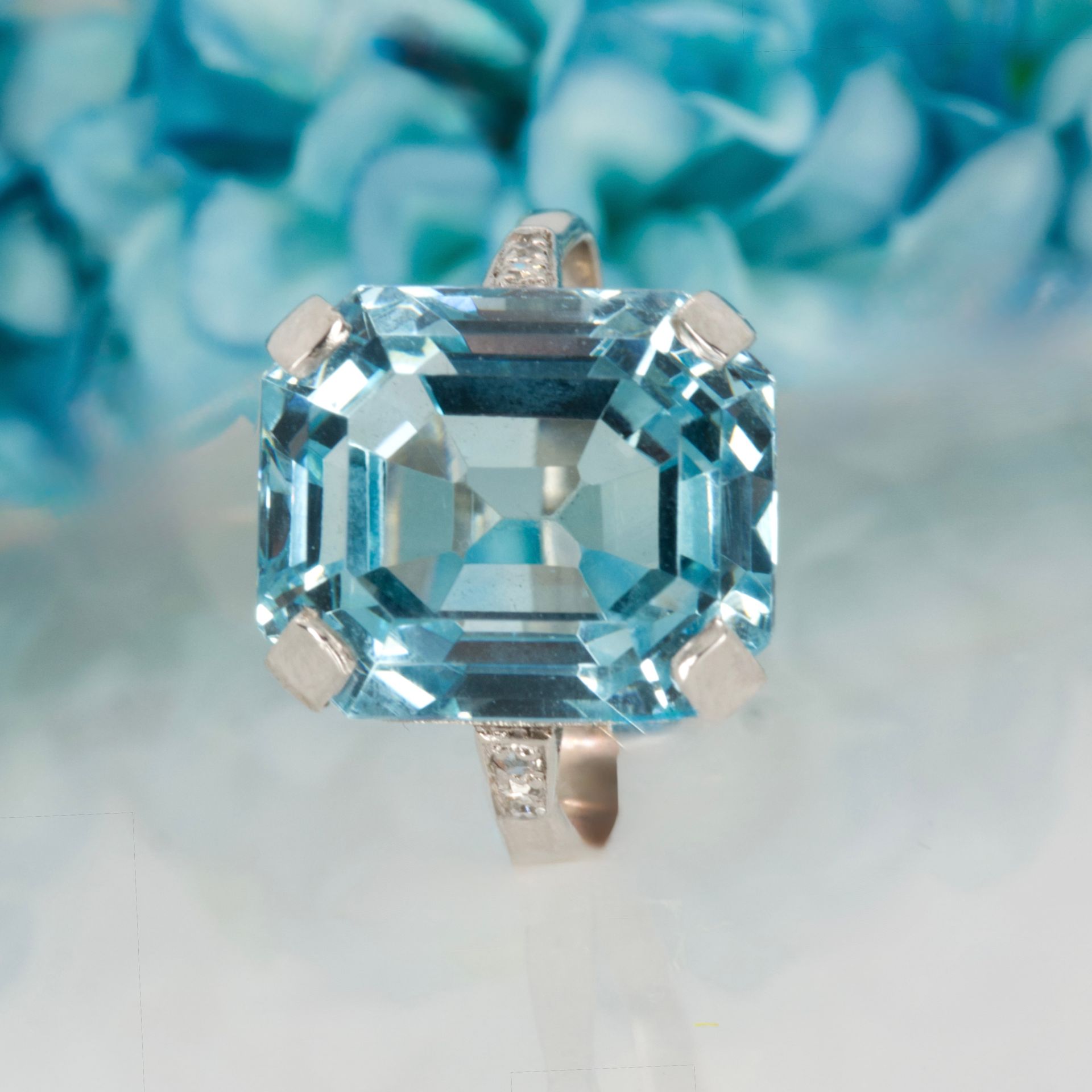 Pre-Loved 18ct White Gold Octagonal Cut Aquamarine & Round Brilliant Cut Diamond Ring