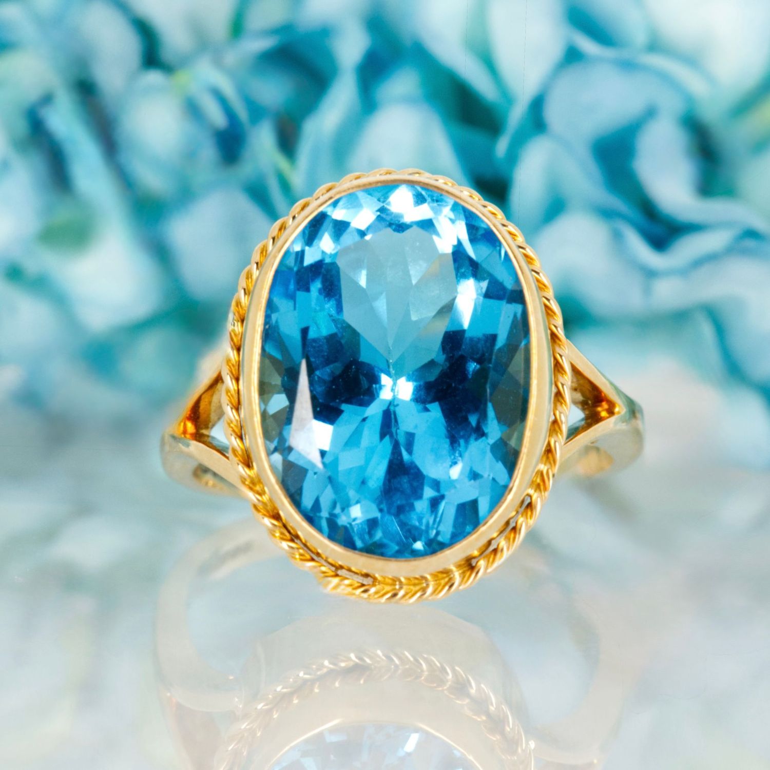 Pre-Loved 9ct Yellow Gold Oval Cut Blue Topaz Ring, size O