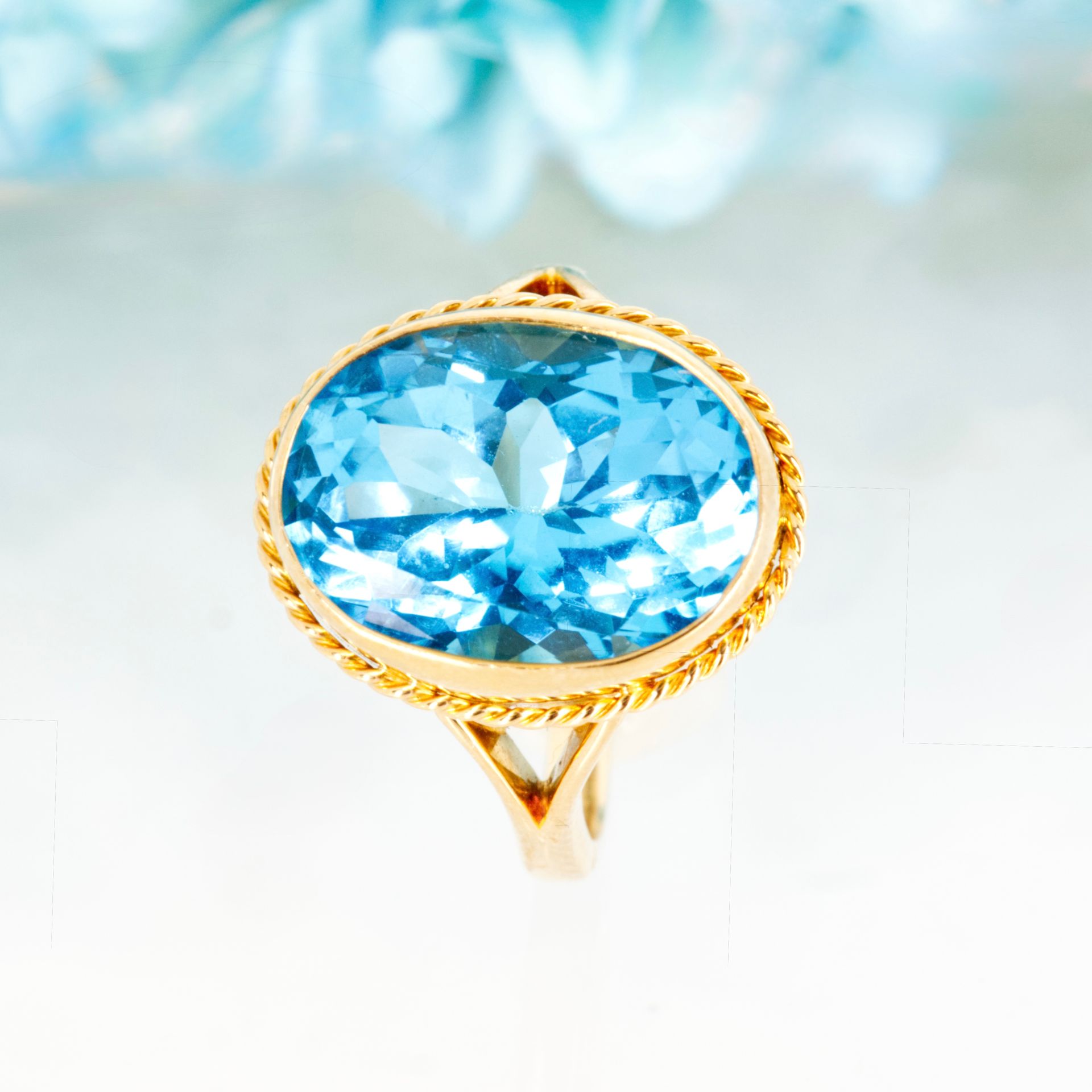 Pre-Loved 9ct Yellow Gold Oval Cut Blue Topaz Ring