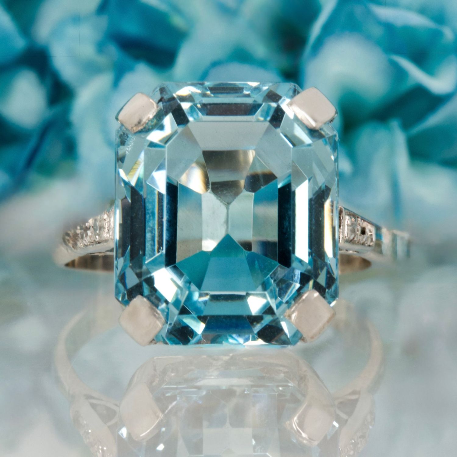 Pre-Loved 18ct White Gold Octagonal Cut Aquamarine & Round Brilliant Cut Diamond Ring