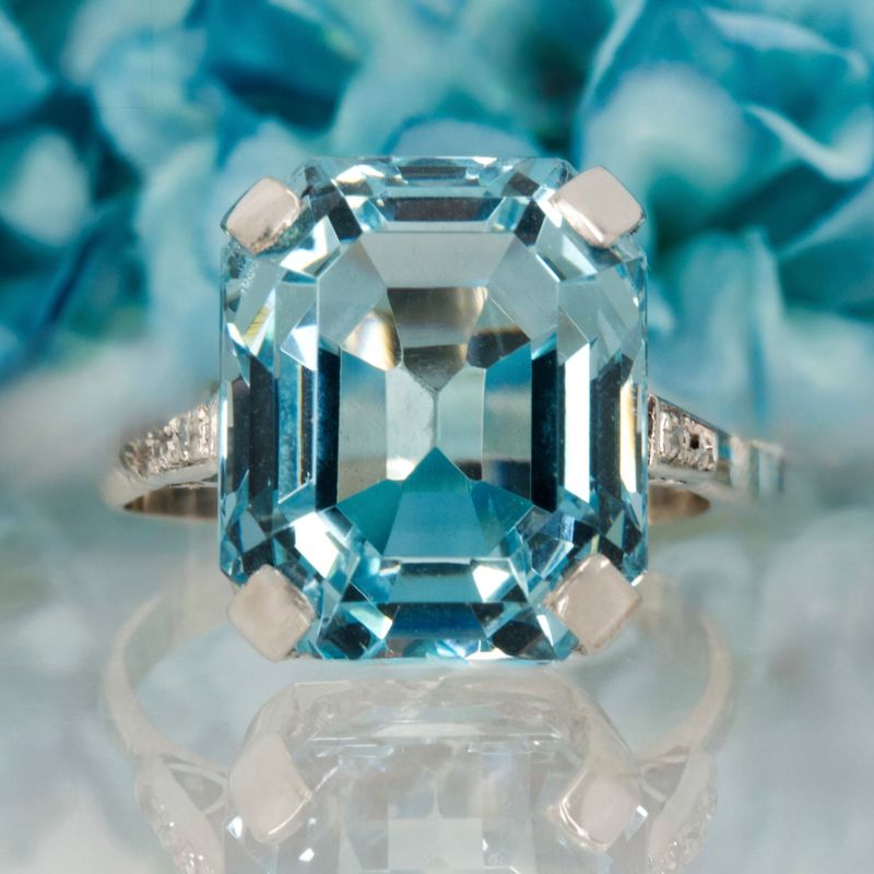 Pre-Loved 18ct White Gold Octagonal Cut Aquamarine & Round Brilliant Cut Diamond Ring