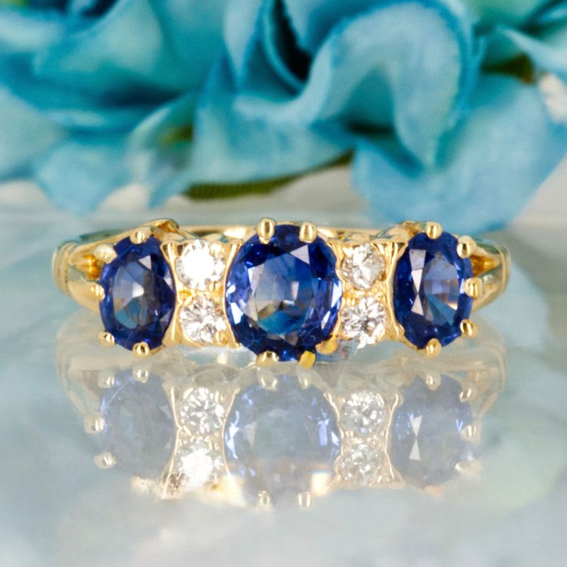 Pre-Loved 18ct Yellow Gold Oval Cut Sapphire & Round Cut Diamond Ring