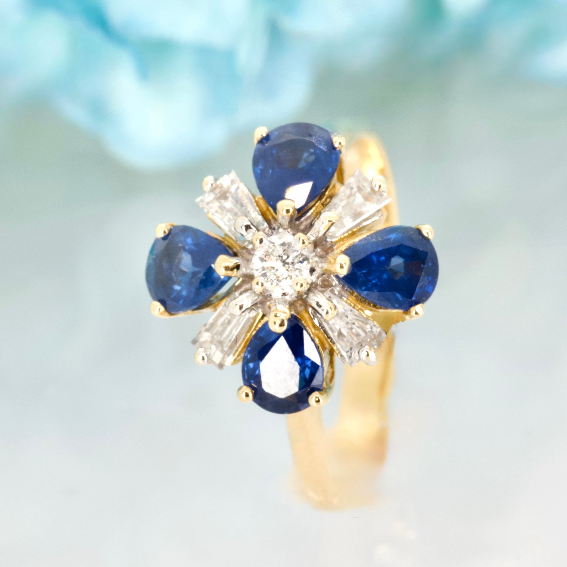 Pre-Loved 18ct Yellow Gold Sapphire & Diamond Cluster Ring