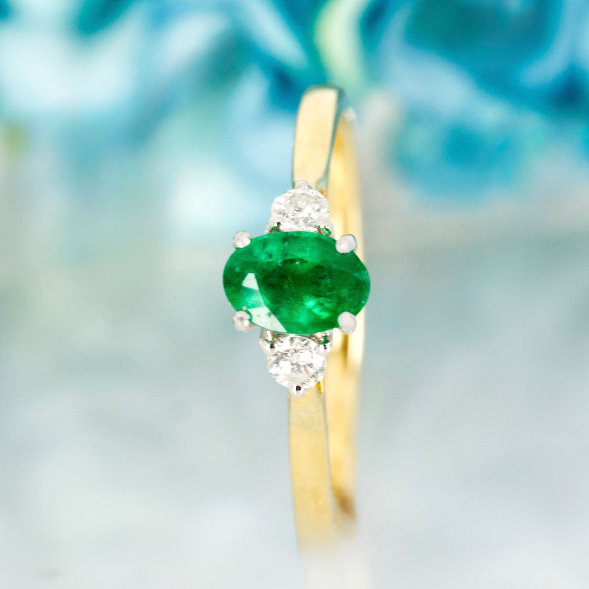 18ct Yellow Gold Oval Cut Emerald & Round Brilliant Cut Diamond Trilogy Ring