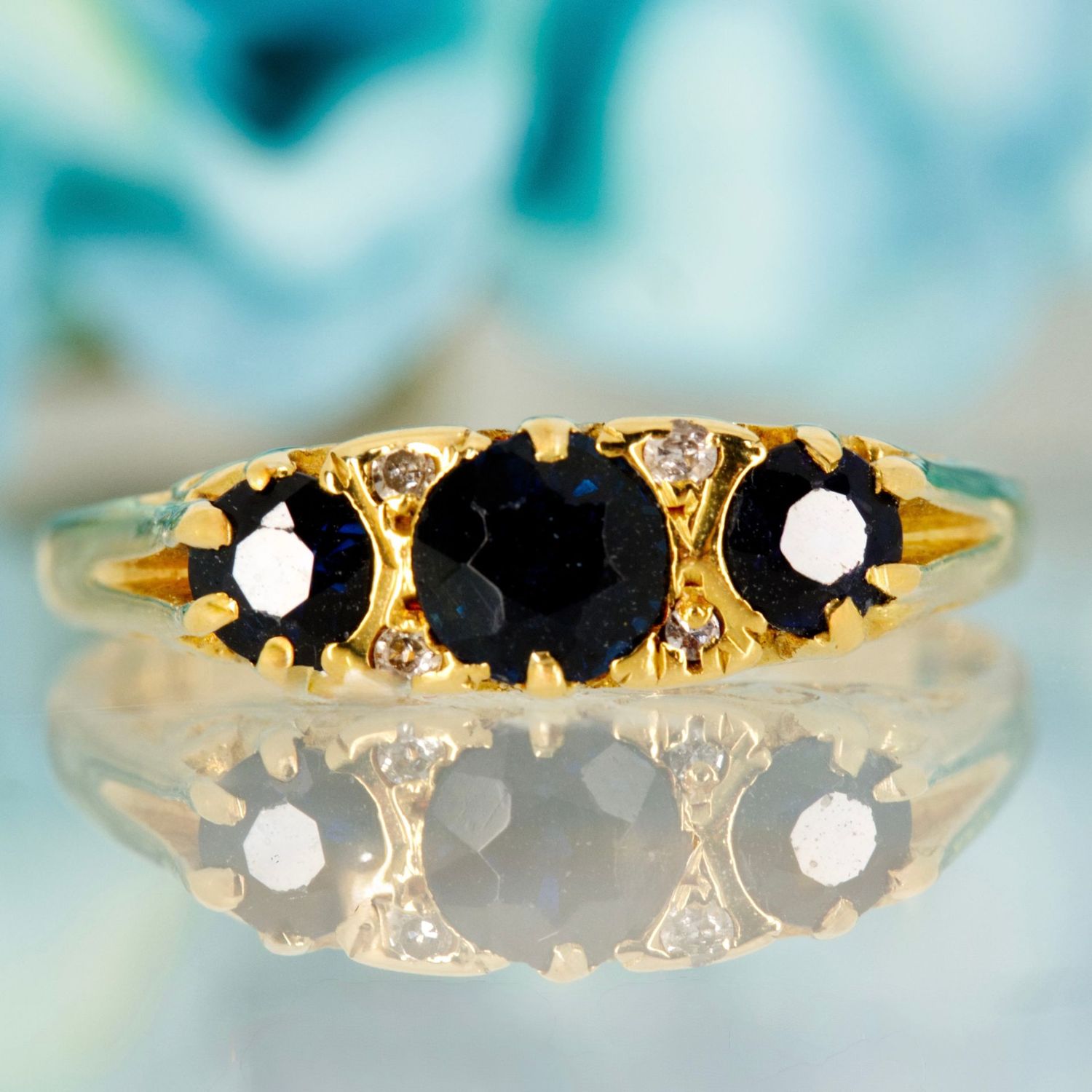 Pre-Loved 18ct Yellow Gold Round Cut Sapphire & Diamond Ring