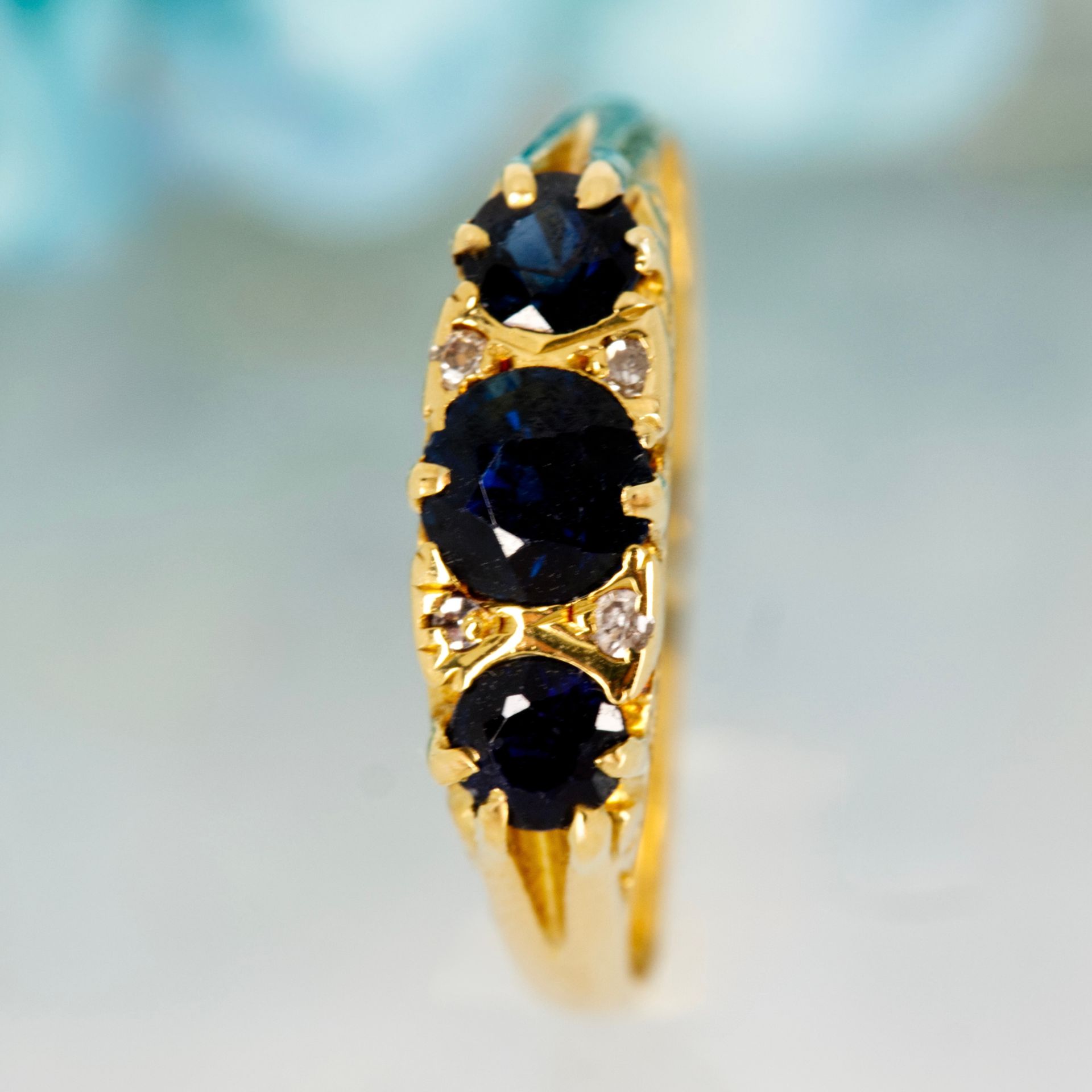 Pre-Loved 18ct Yellow Gold Round Cut Sapphire & Diamond Ring