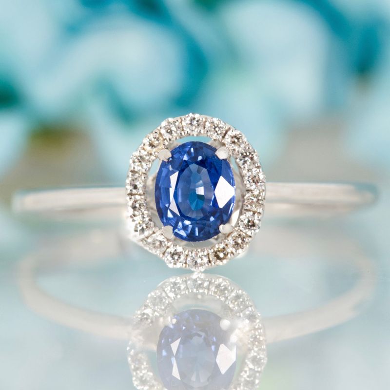 Pre-Loved 18ct White Gold Oval Cut Sapphire & Round Brilliant Cut Diamond Halo Cluster Ring