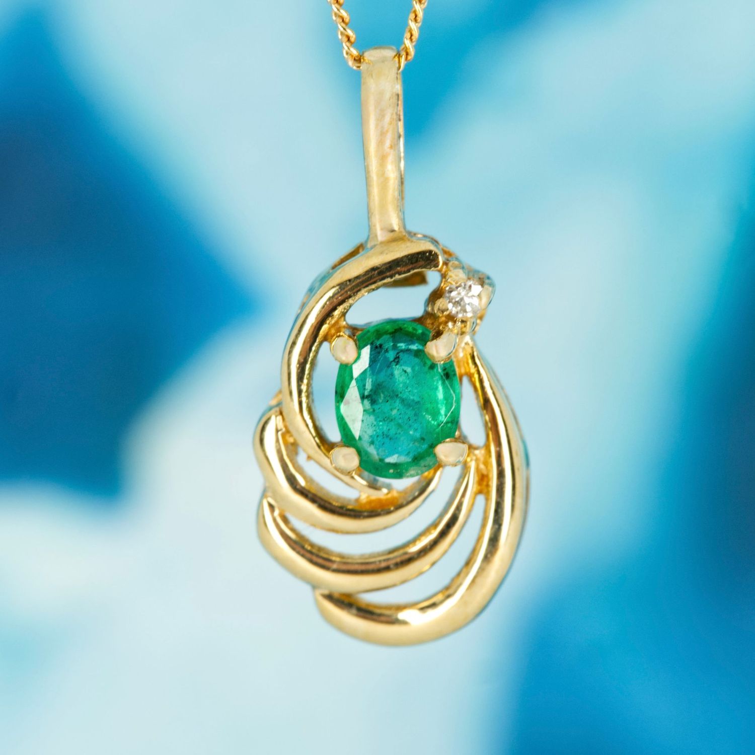 Pre-Loved 9ct Yellow Gold Oval Cut Emerald & Round Brilliant Cut Diamond Pendant & Chain