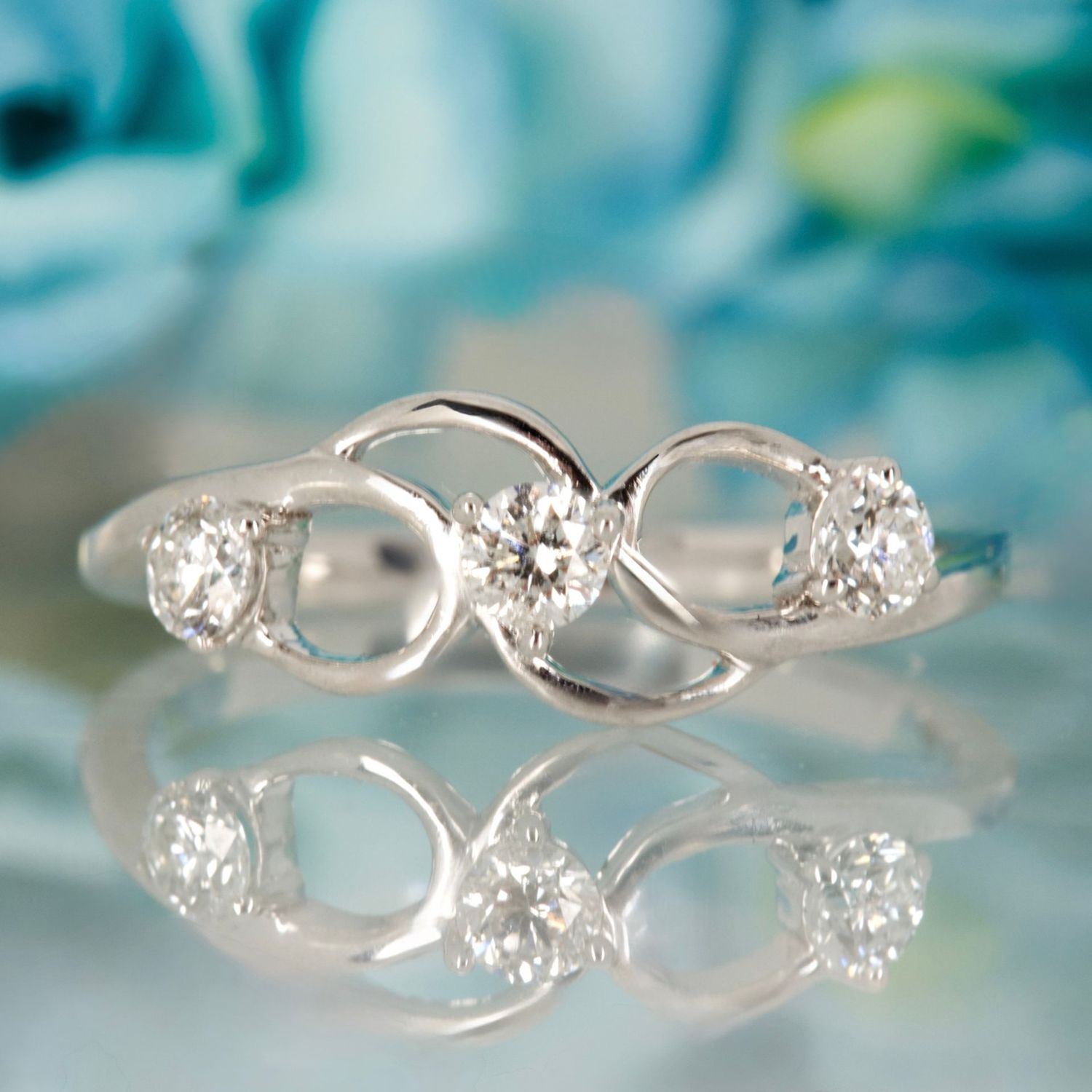 Pre-Loved 9ct White Gold Round Brilliant Cut Diamond Trilogy Swirl Ring