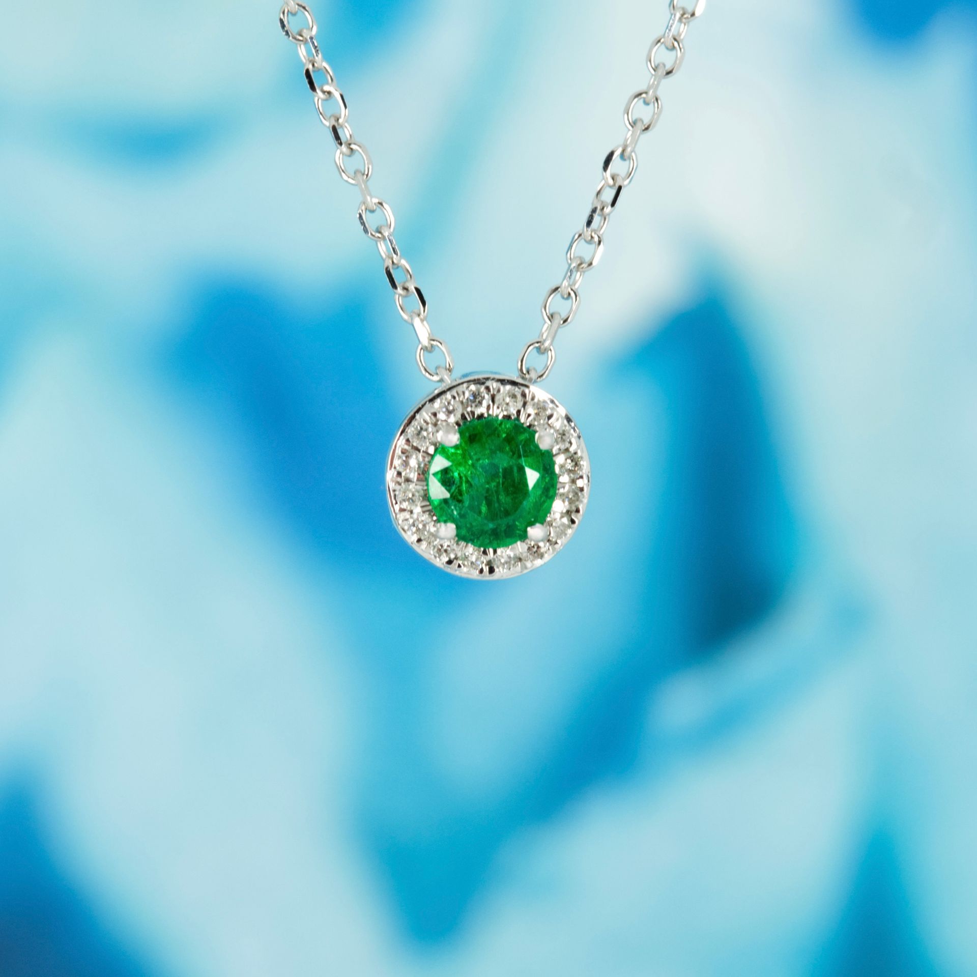 9ct White Gold Round Cut Emerald & Round Brilliant Cut Diamond Halo Cluster Pendant & Chain