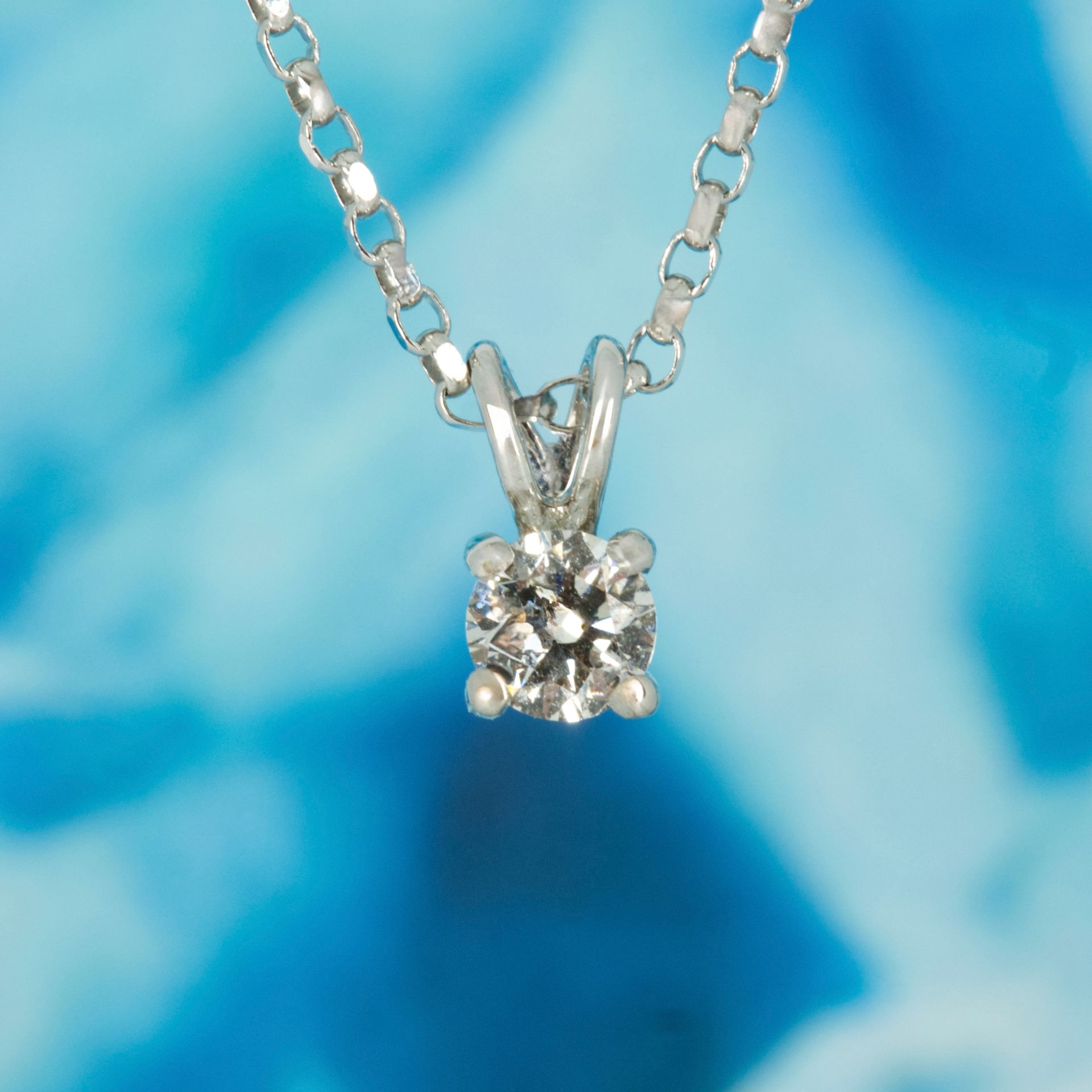 18ct White Gold 0.30ct Round Brilliant Cut Diamond Solitaire Pendant & Chain