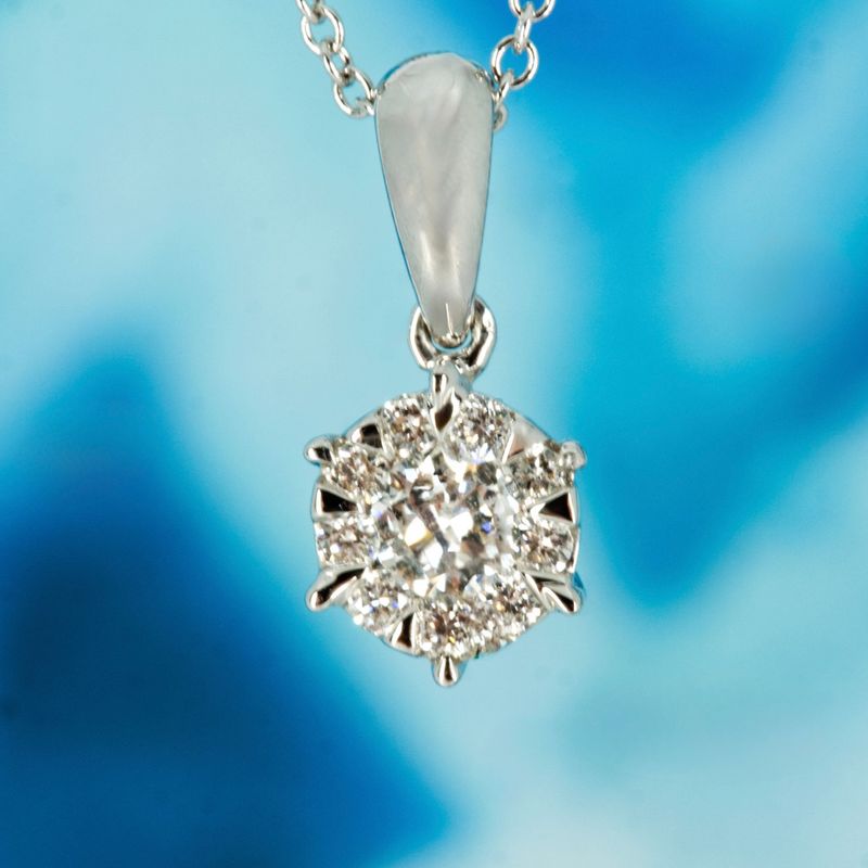 18ct White Gold 0.20ct Round Brilliant Cut Diamond Cluster Pendant & Chain