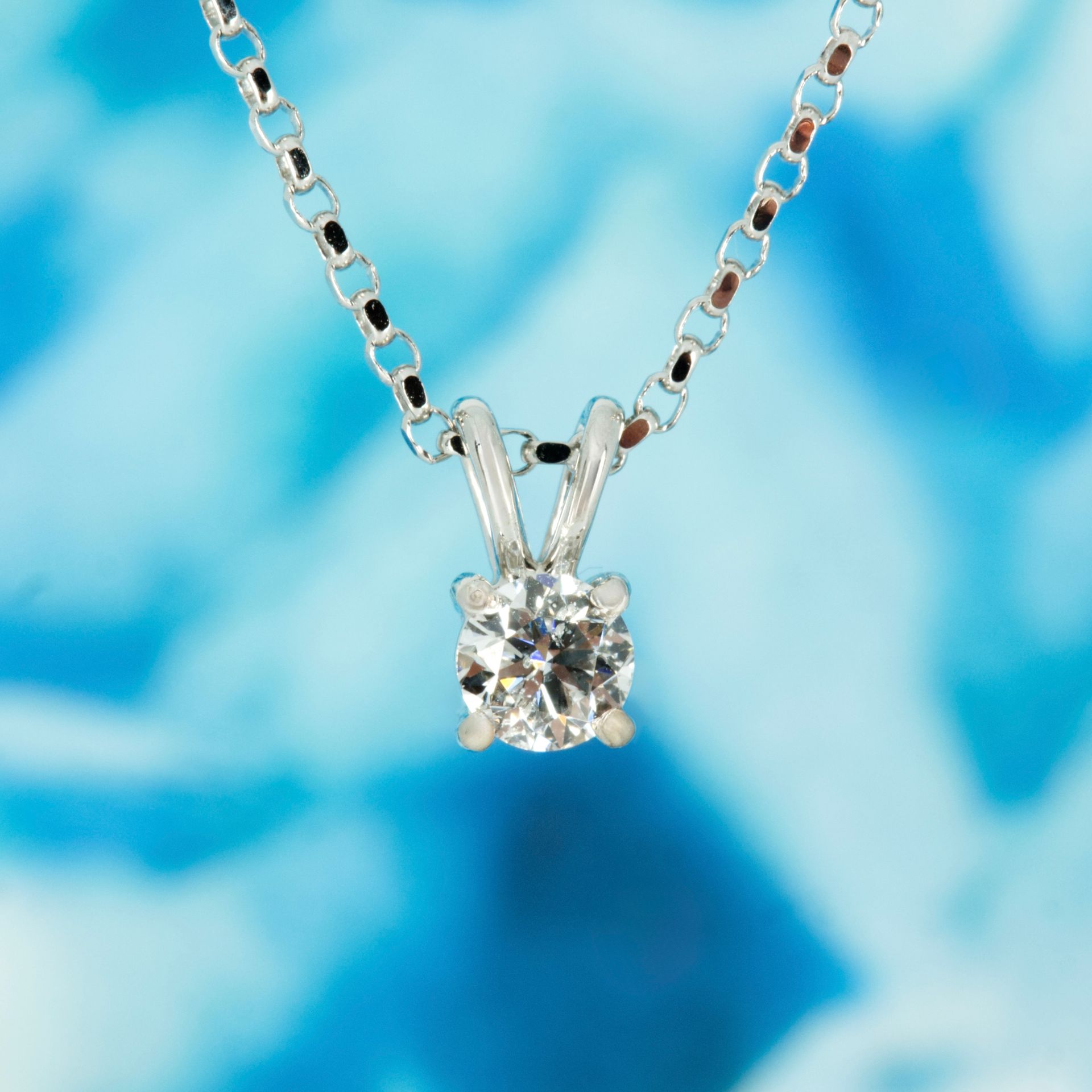 18ct White Gold 0.40ct Round Brilliant Cut Diamond Solitaire Pendant & Chain