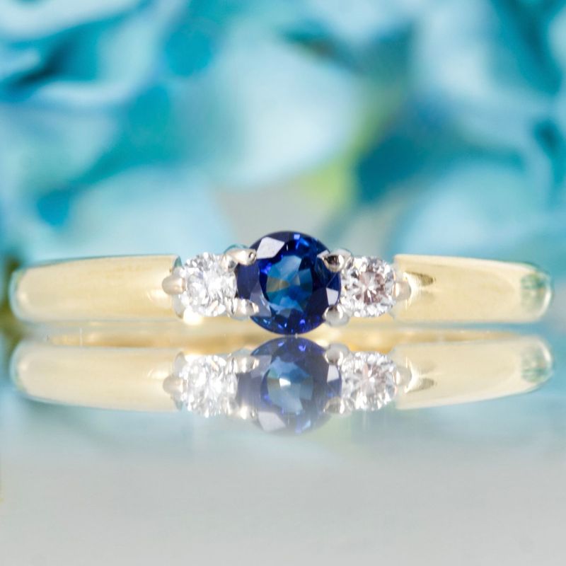 Pre-Loved 18ct Yellow Gold Round Cut Sapphire & Round Brilliant Cut Diamond Trilogy Ring