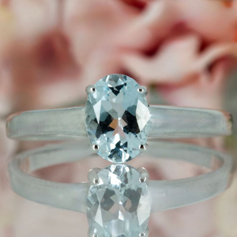 9ct White Gold Oval Cut Aquamarine Claw Set Ring
