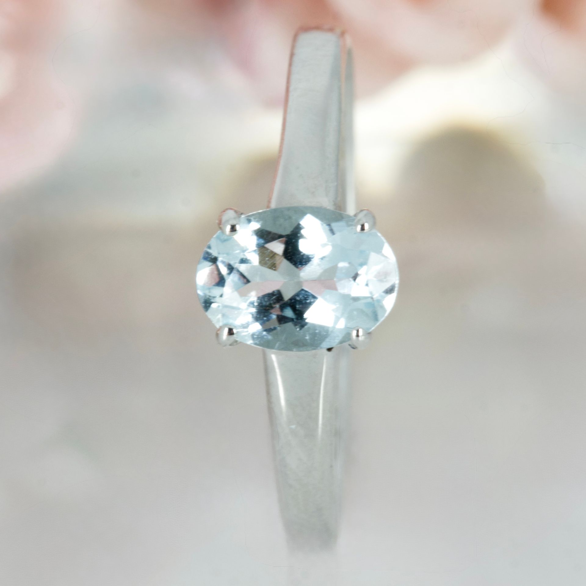 9ct White Gold Oval Cut Aquamarine Claw Set Ring