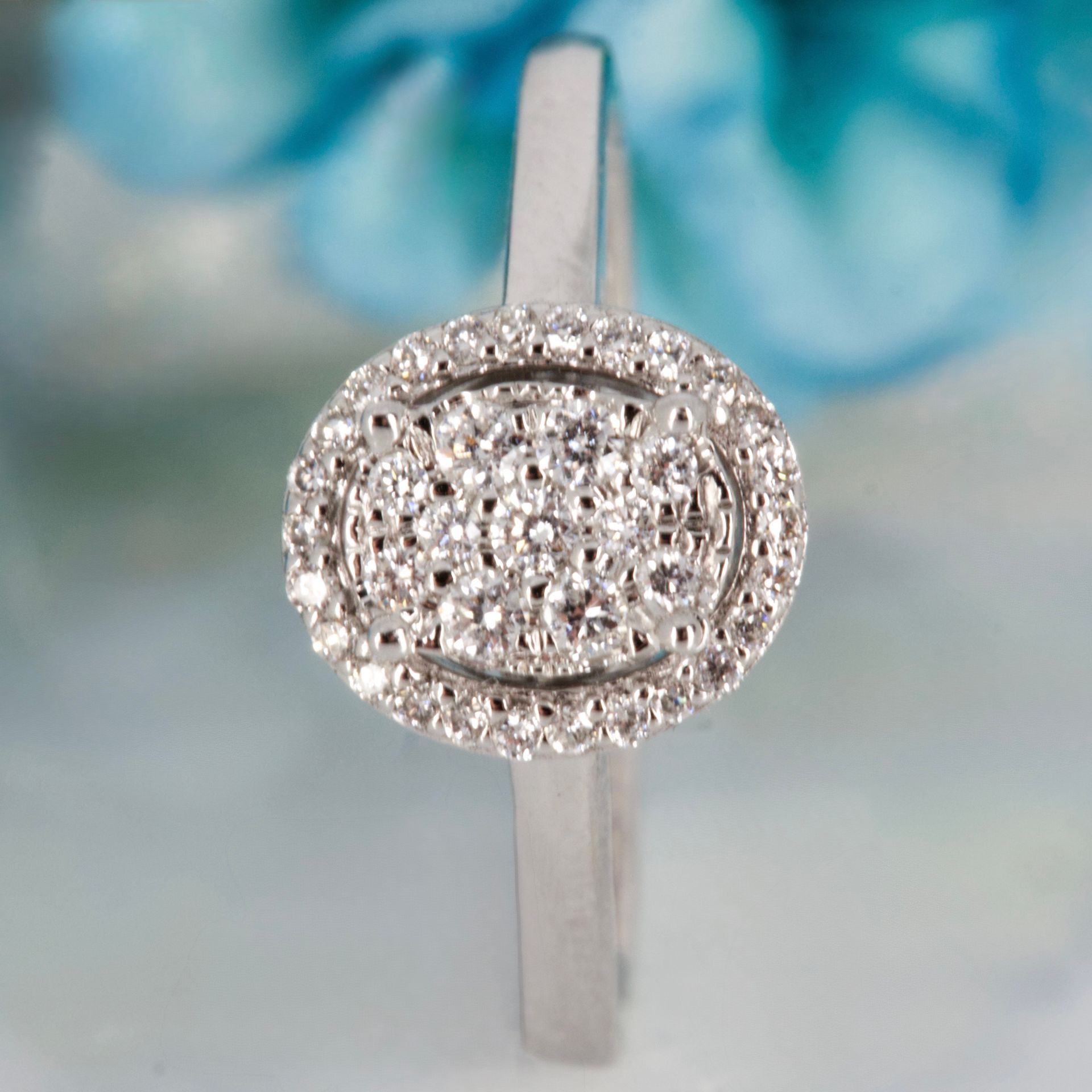 18ct White Gold 0.20ct Round Brilliant Cut Diamond Oval Cluster Ring