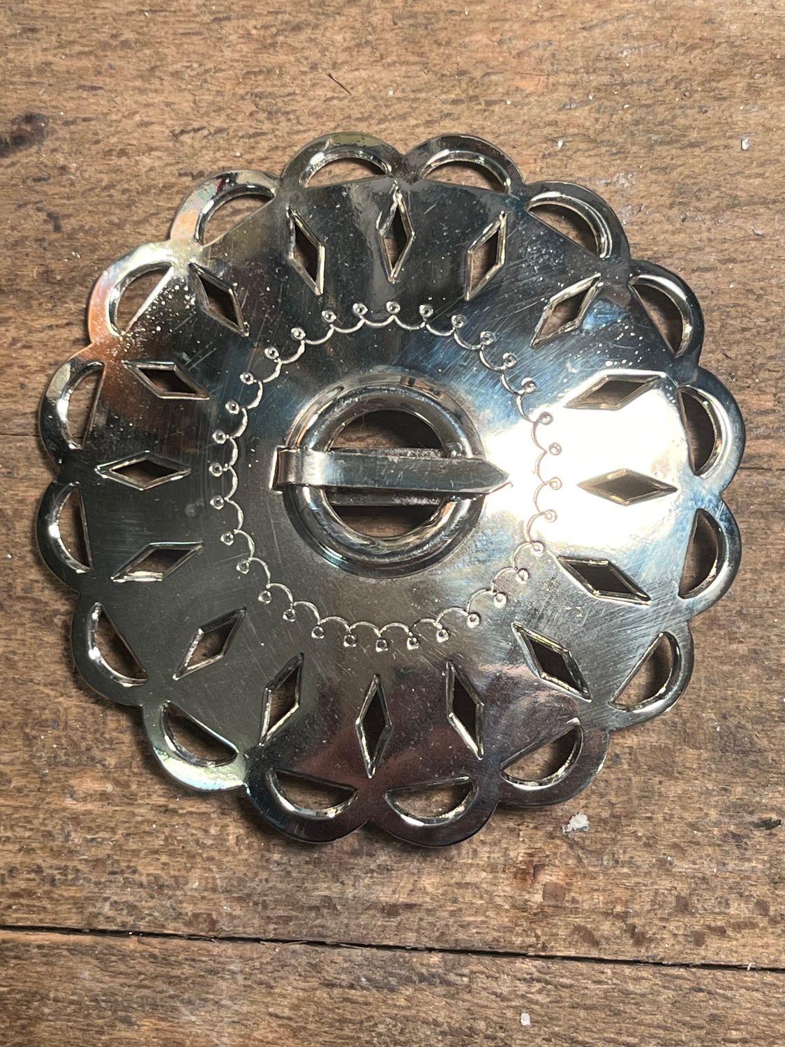 BROOCH - SCALLOPED & PIERCED.  SINGLE