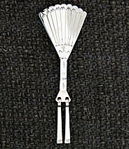 Pin:  Loose Feather Fan 2 1/4"