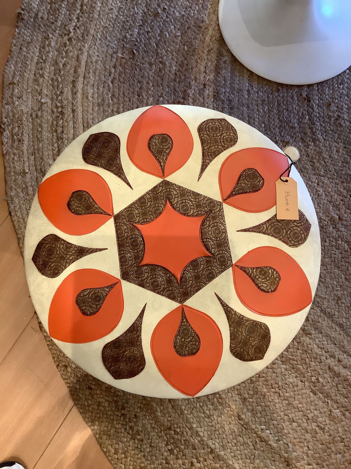 Cream poef with oranje and brown dessin