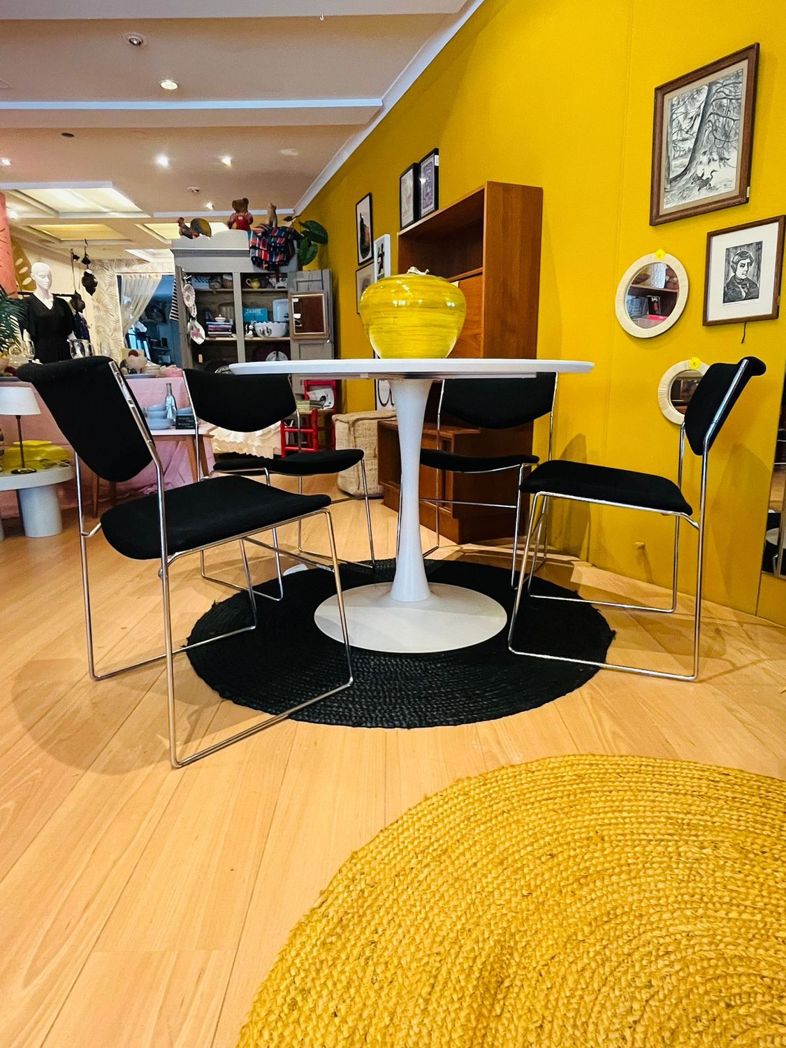 Set of 4 bononia chairs and table