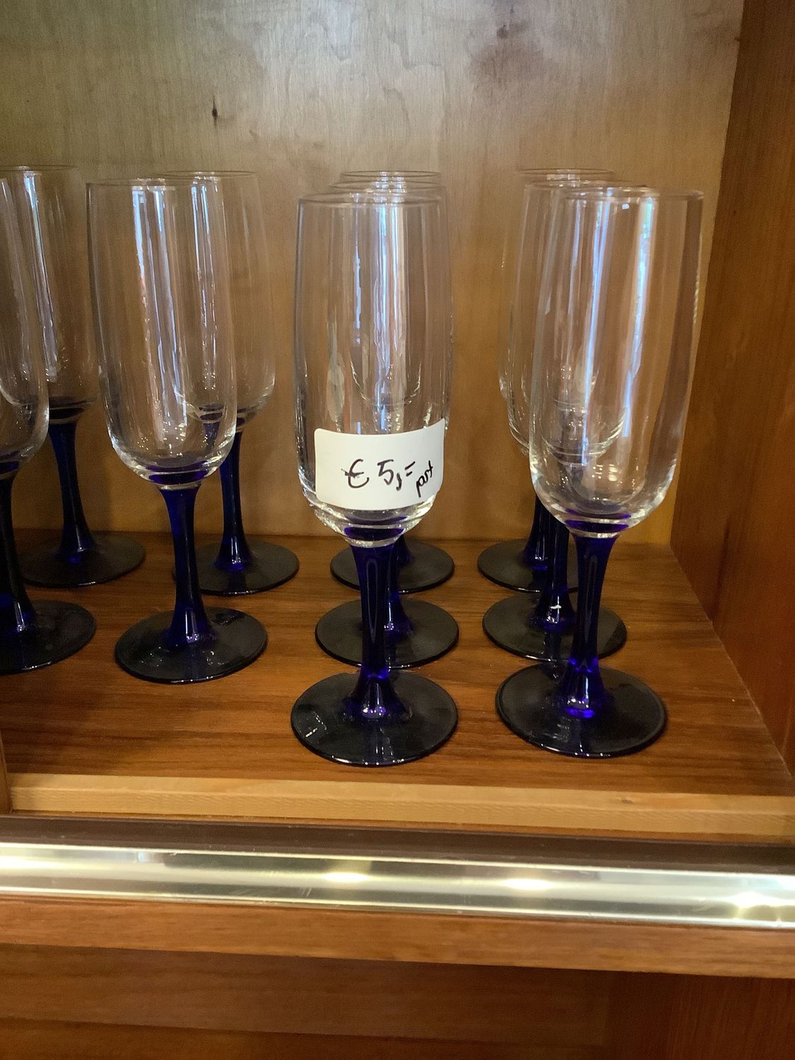 Champagne glass op blauwe voet