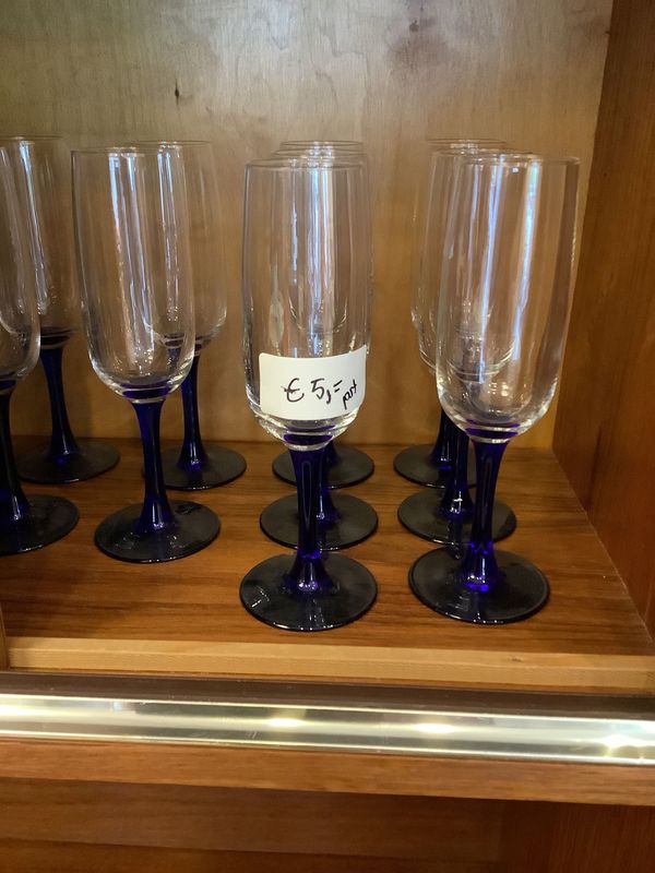 Champagne flute op blauwe voet