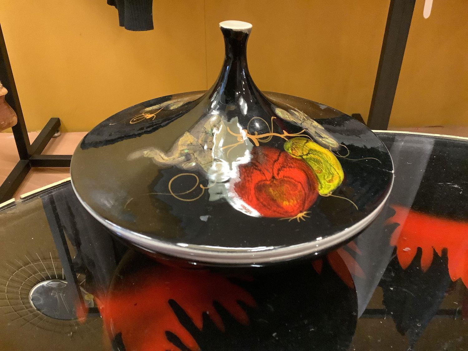 Zwart rond schaaltje met puntdeksel