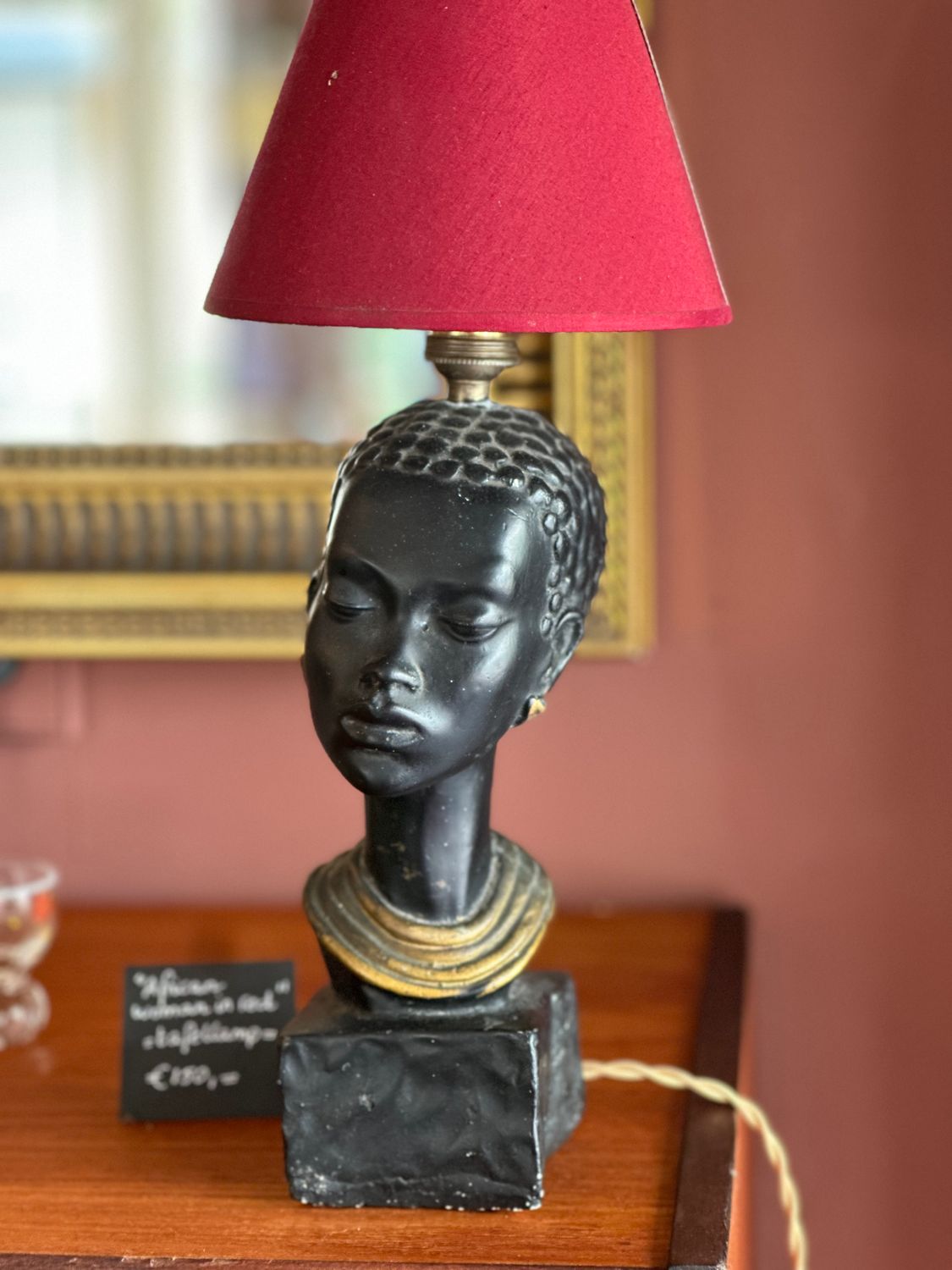 Vintage lampje vrouwenhoofd met rood kapje