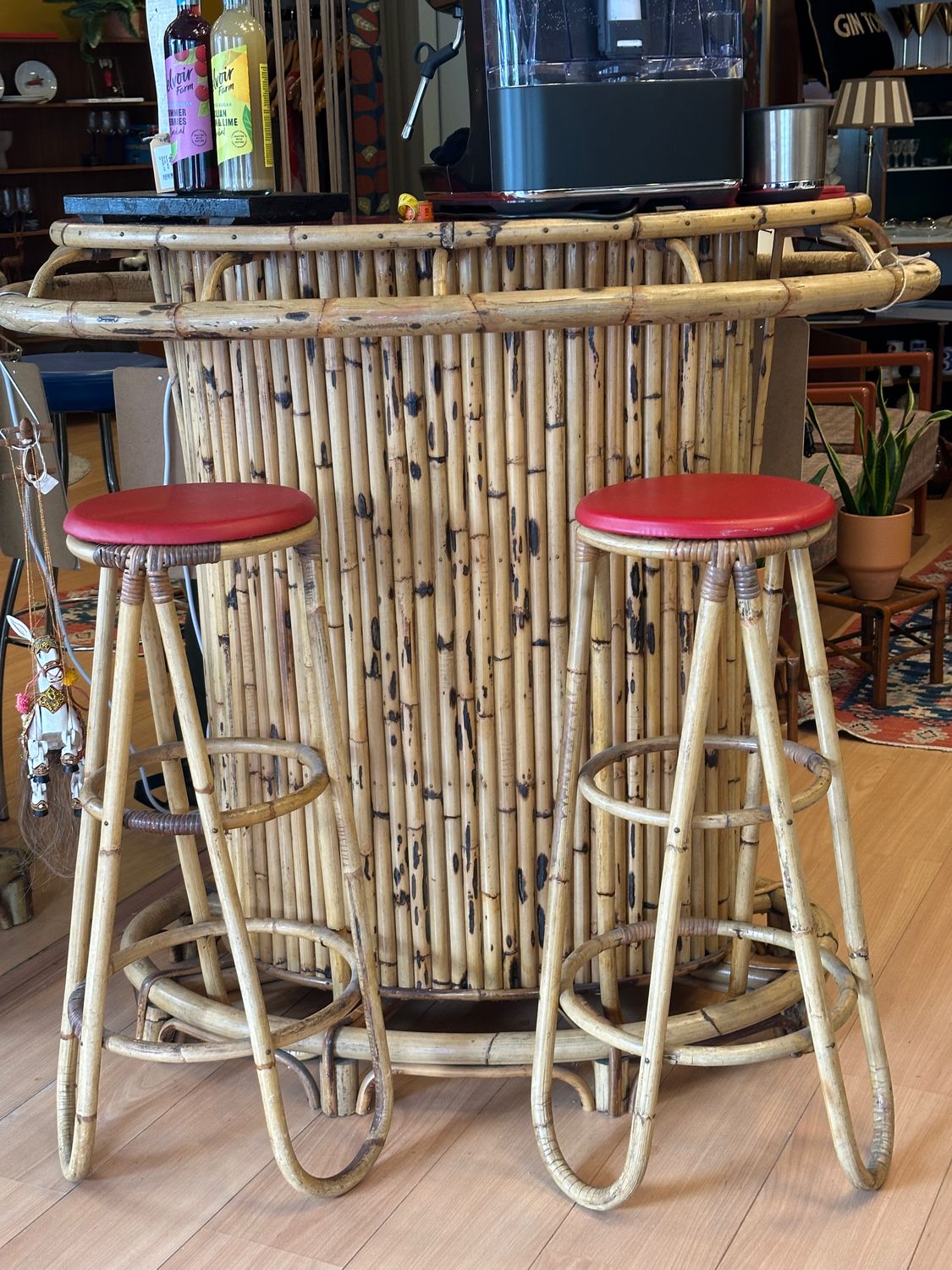 Originele bar uit de jaren 70 met 2 barkrukken