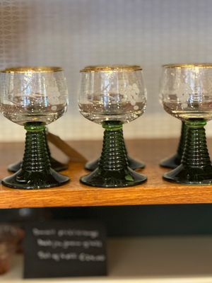 Wijnglas Römer met witte gravure en gouden rim