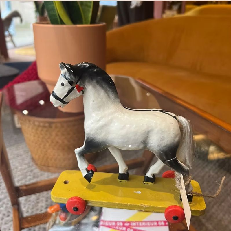 Circuspaard op wieltjes