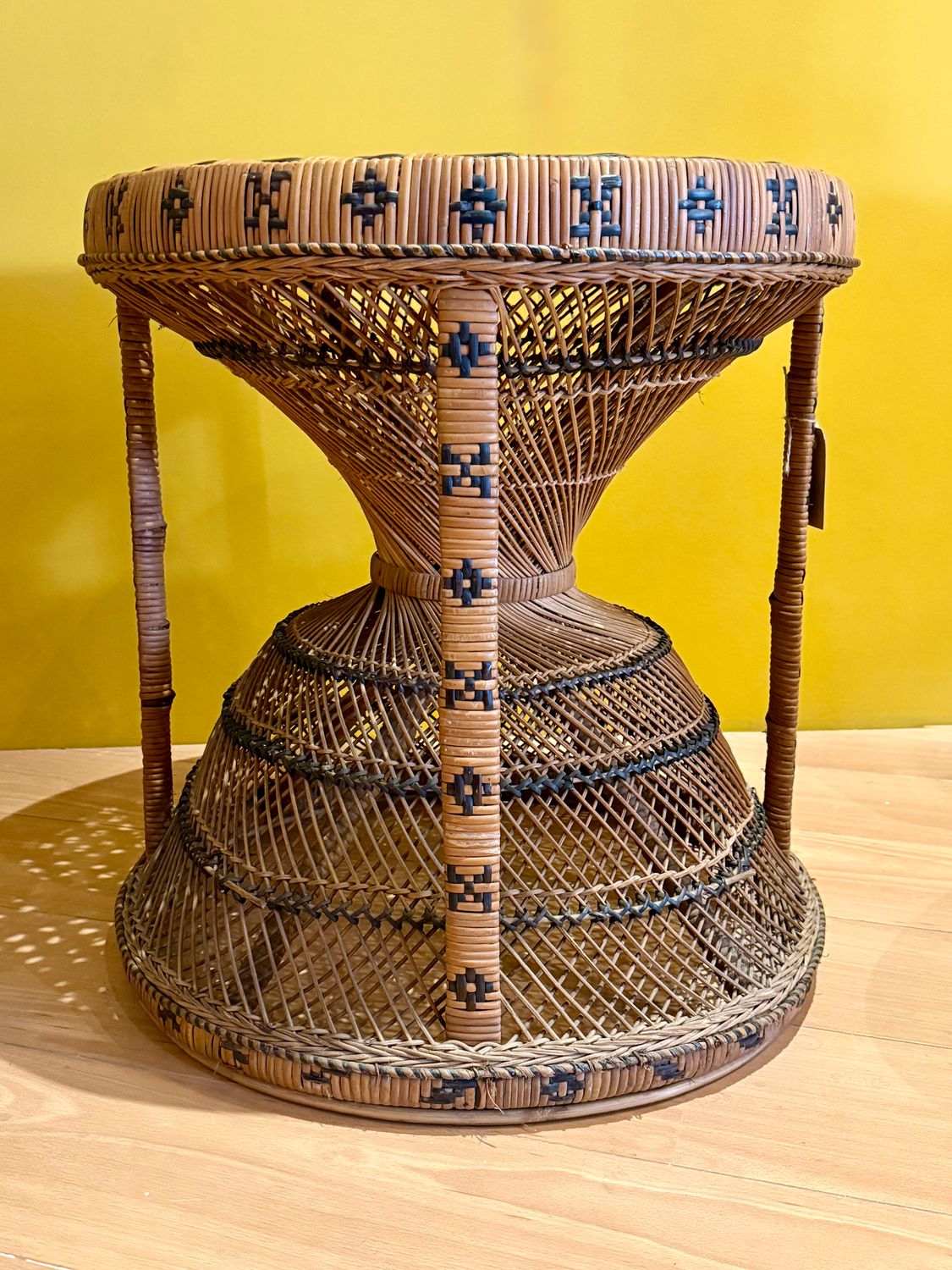 Vintage hourglass tafel van handgeweven riet en rotan, jaren 70.