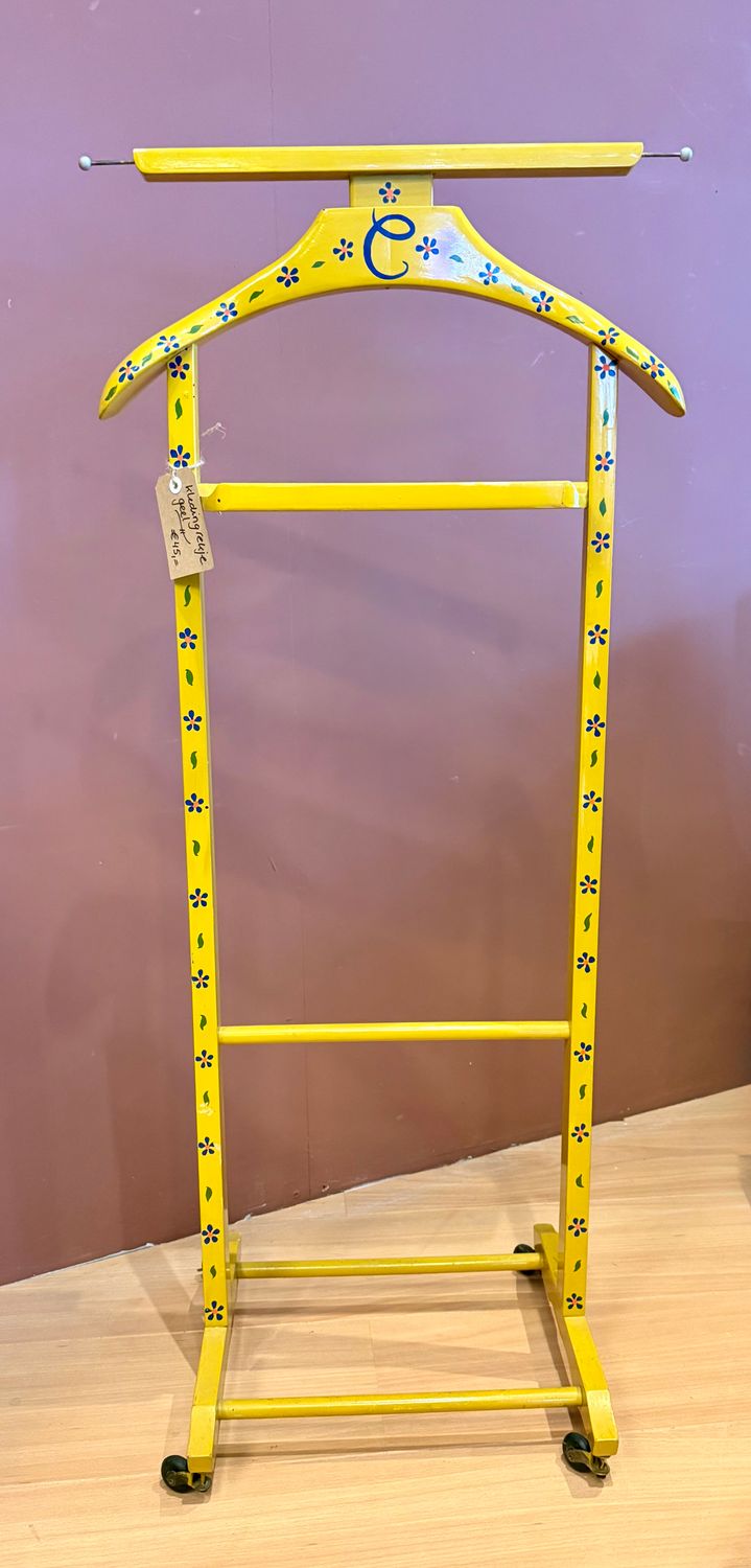  Gele dressboy op wieltjes