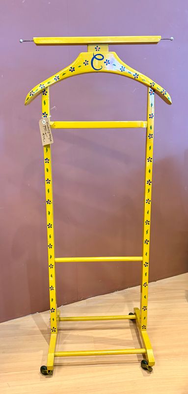  Gele dressboy op wieltjes