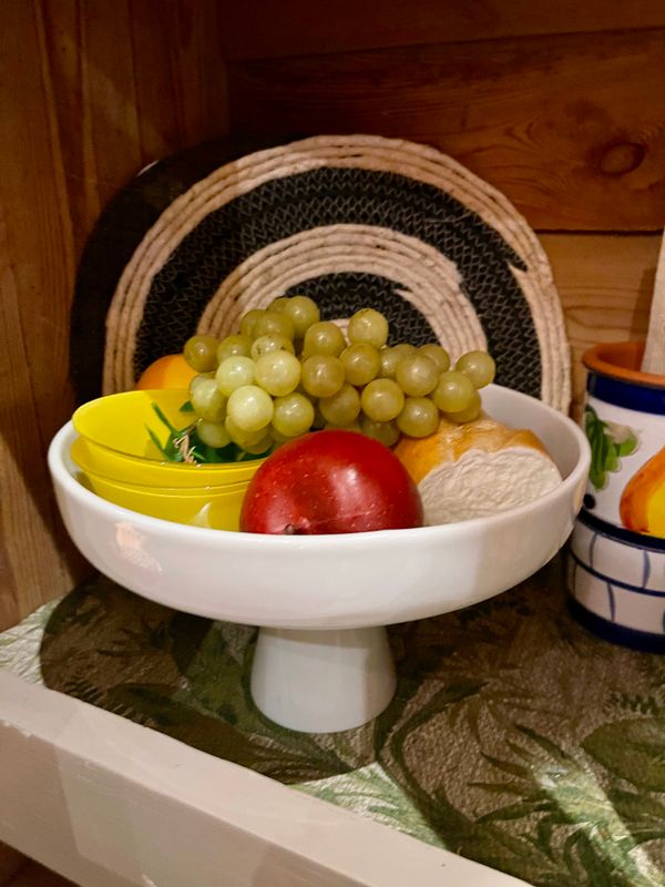 ruime  witte schaal op voet