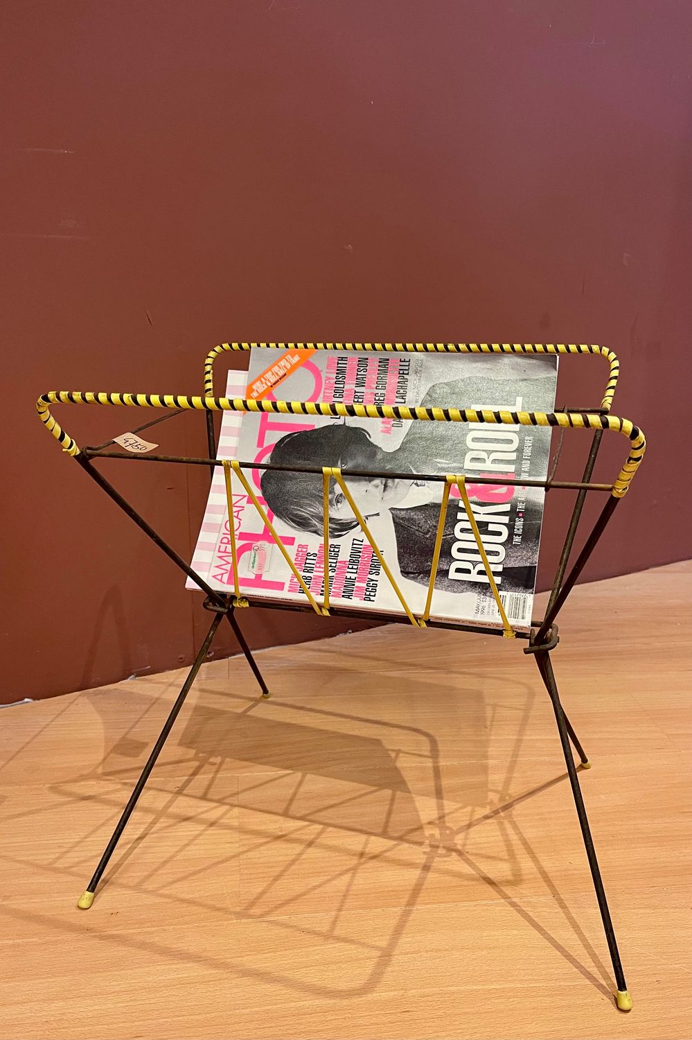 Vintage geel met zwarte tijdschrifthouder