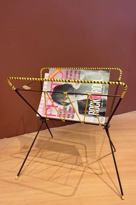Vintage metalen krantenrek – jaren 50/60 stijl
