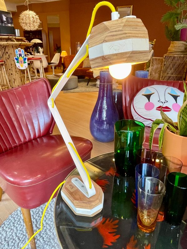 Bureaulamp van hout en staal met stoer geel snoer