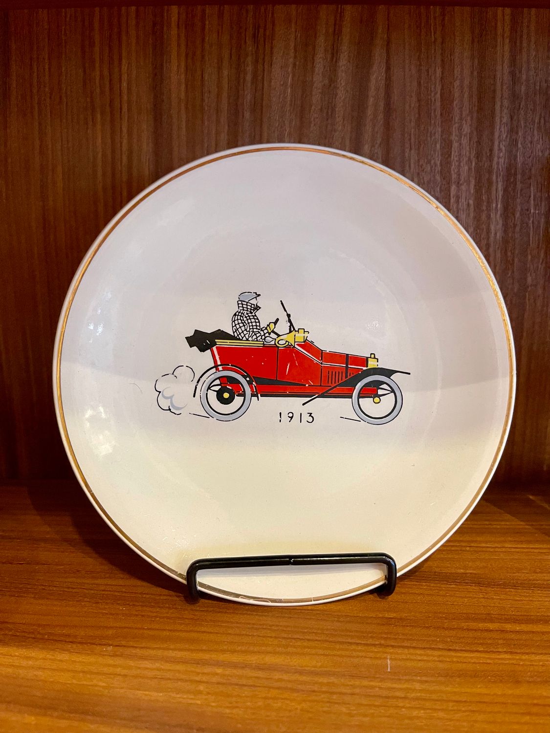 Sier bordjes met automobielen erop begin vorige eeuw