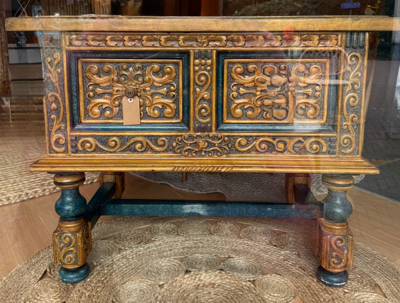 Rijk bewerkt kastje met twee lades