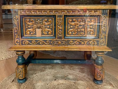 Rijk bewerkt kastje met twee lades