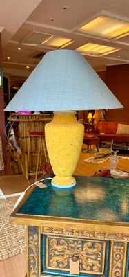 Lamp van keramiek met zachtblauwe kap